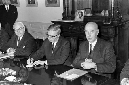 Overleg tussen regering en vertegenwoordigers van de werknemersorganisaties Den , Bestanddeelnr 920-0157