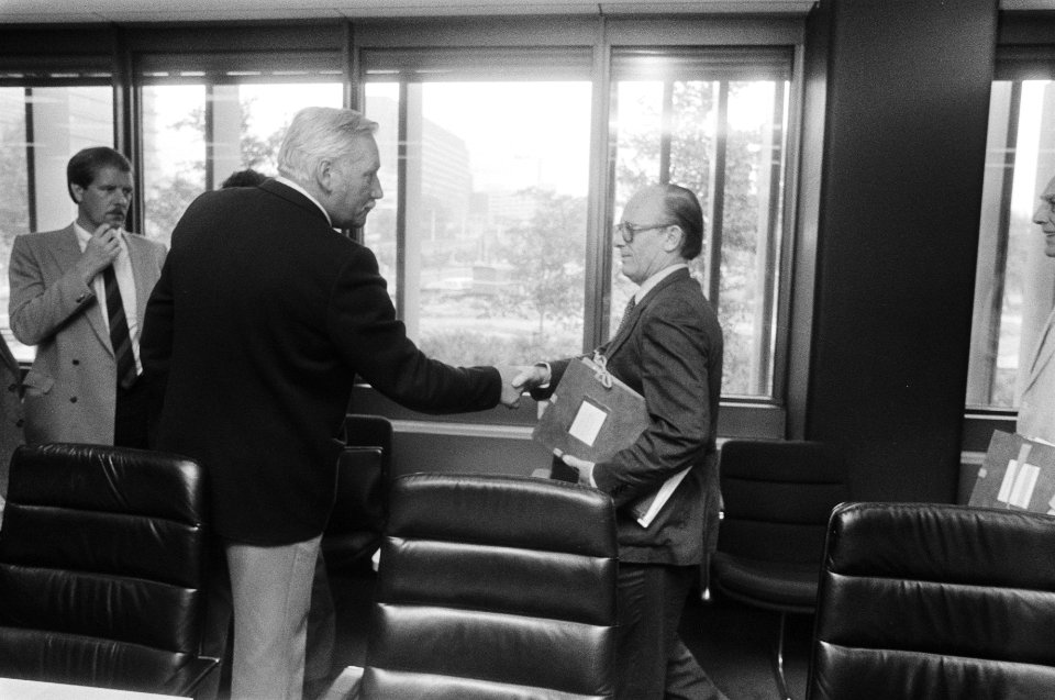 Overleg van minister Rietkerk met de ambtenarenbonden AbvaKabo-voorzitter van d, Bestanddeelnr 932-6426