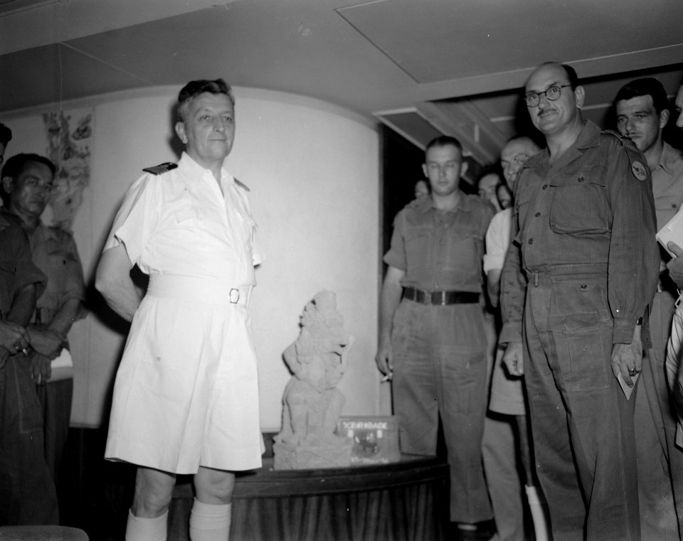Overleg tussen officieren van de marine en de landmacht in een lounge van de Boi, Bestanddeelnr 10273