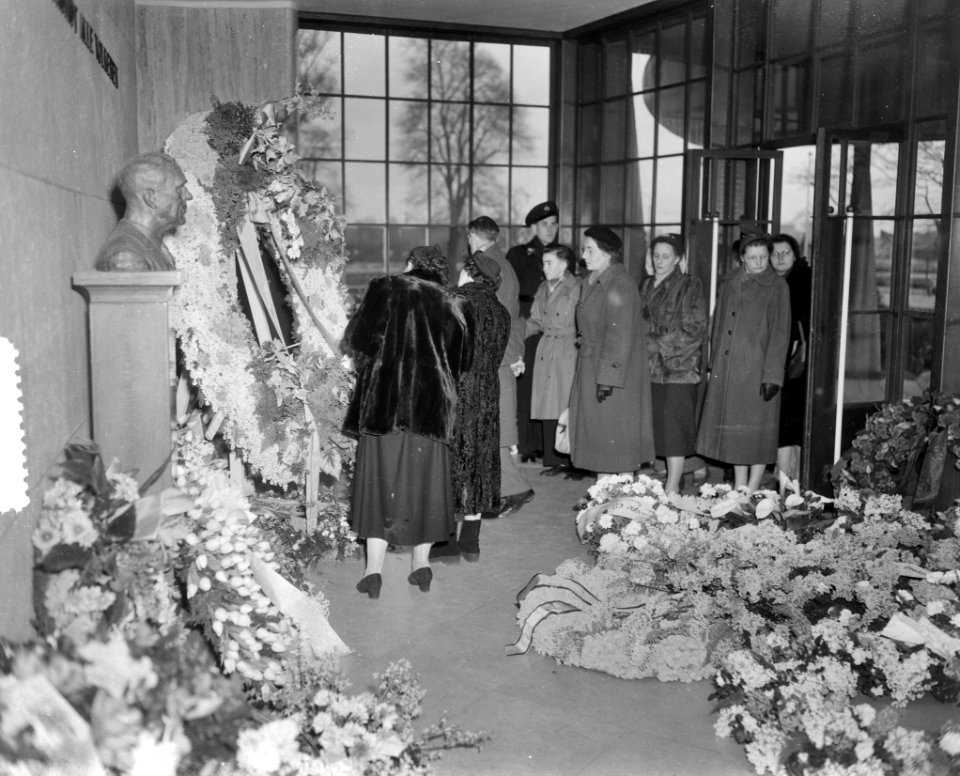 Overlijden Plesman ( Chapelle Ardente ), o.a. kranslegging Koningin en defile, Bestanddeelnr 906-2256
