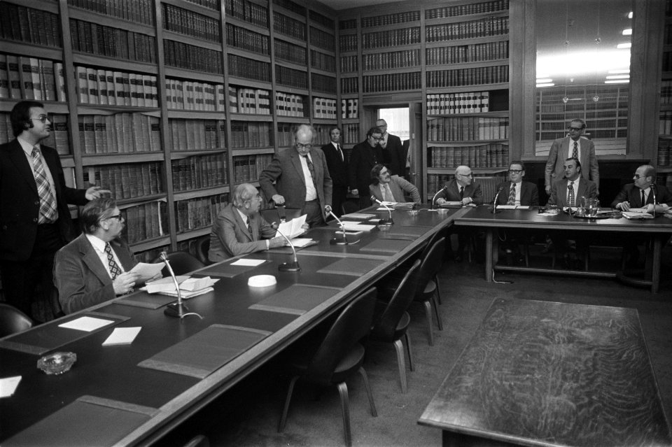 Overlegdeelnemers aan de vergadertafel, Bestanddeelnr 926-7810