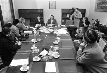 Overleg in een fractiekamer met demonstranten tegen de huurwet van minister van…, Bestanddeelnr 924-3408