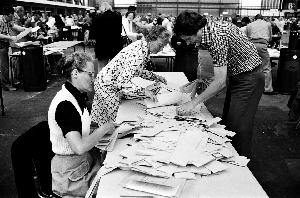 Overzicht tijdens het tellen in de Europahal, Bestanddeelnr 930-3079