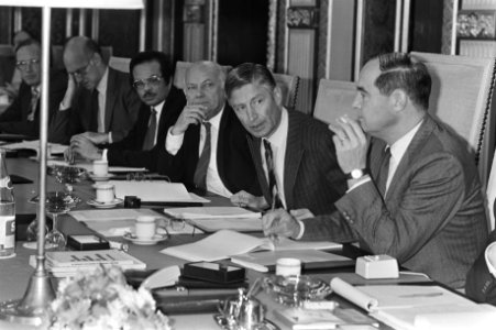 Overleg door onder meer Den Uyl (PvdA), Van Agt (CDA) en gevolmachtigd miniser C, Bestanddeelnr 931-7672