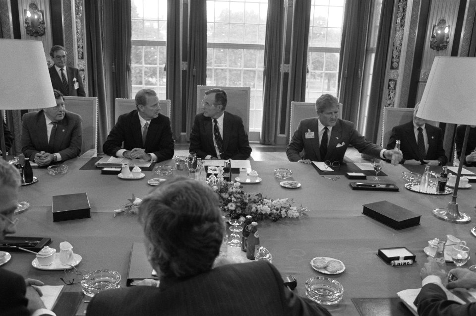 Overleg in de Trêveszaal van het Binnenhof, Bestanddeelnr 934-4834