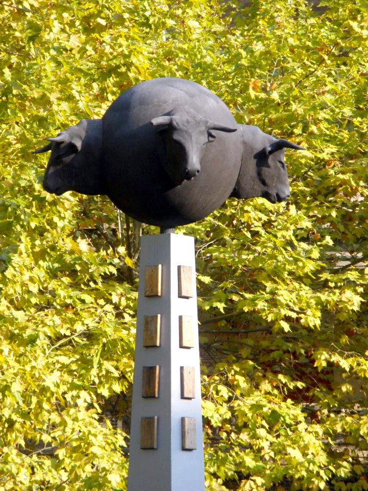 Pamplona - Escultura junto a la Plaza de Toros
