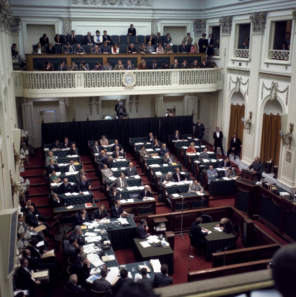 Overzicht van de Tweede Kamer vanaf de publieke tribune, Bestanddeelnr 254-8965