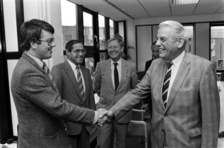 Overleg CAO-grootmetaal FME-voorzitter Ter Hart (r) en A. van de Veen ( Industr, Bestanddeelnr 932-9936