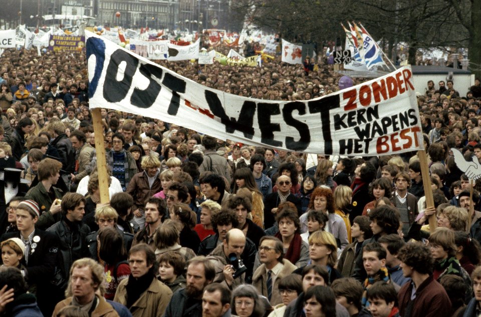 Overzicht op Museumplein met spandoek The Dutch disease is better for peace o, Bestanddeelnr 253-8627