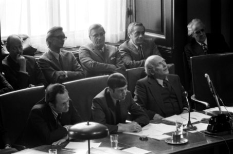 Overzicht regeringstafel van links naar rechts de ministers Boersma en Van Agt, Bestanddeelnr 926-8420