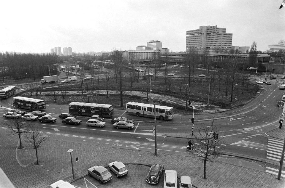 Overzicht Prins Bernhardplein in Amsterdam met werkzaamheden aan de nieuwe rijba, Bestanddeelnr 930-1958