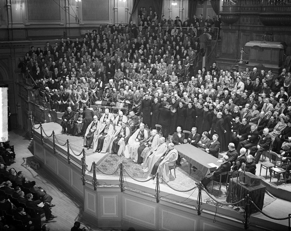 Overzicht podium. Koor zingt, Bestanddeelnr 903-2315