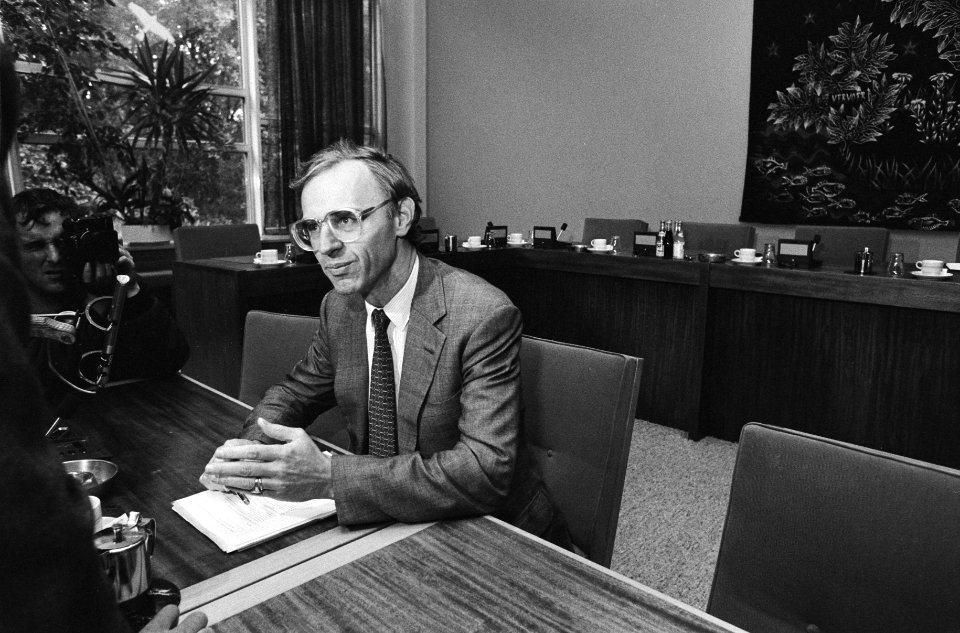 Overleg regering, Stichting van de Arbeid in SER gebouw minister Ruding tijdens , Bestanddeelnr 933-1214