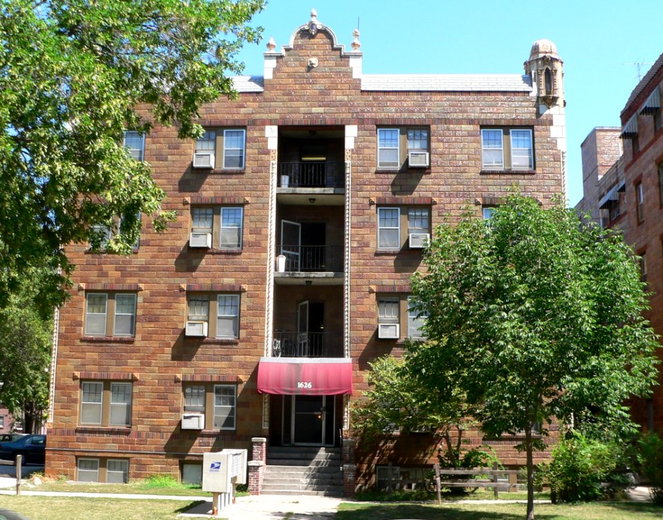 Palisade-Regent apts (Lincoln, NE) 1626 from S