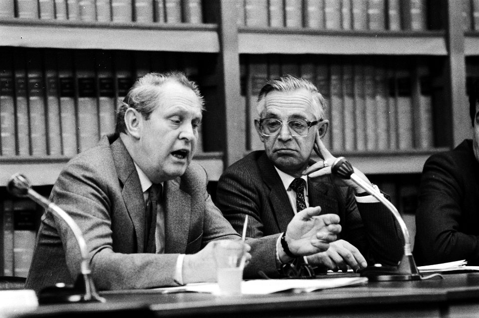 Overleg met de gezamenlijke banken v.l.n.r. Lardinois (voorzitter hoofddirectie, Bestanddeelnr 932-4813