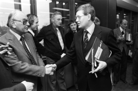 Overleg ambtenaren met minister Wiegel over CAO minister Wiegel (r) begroet ABV, Bestanddeelnr 930-1011