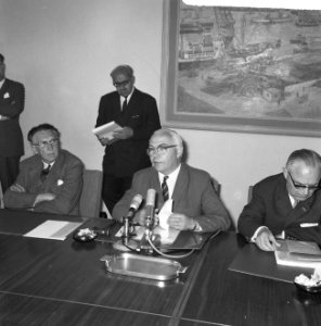 Overleg met Stichting van de Arbeid , minister Veldkamp, Bestanddeelnr 917-8734
