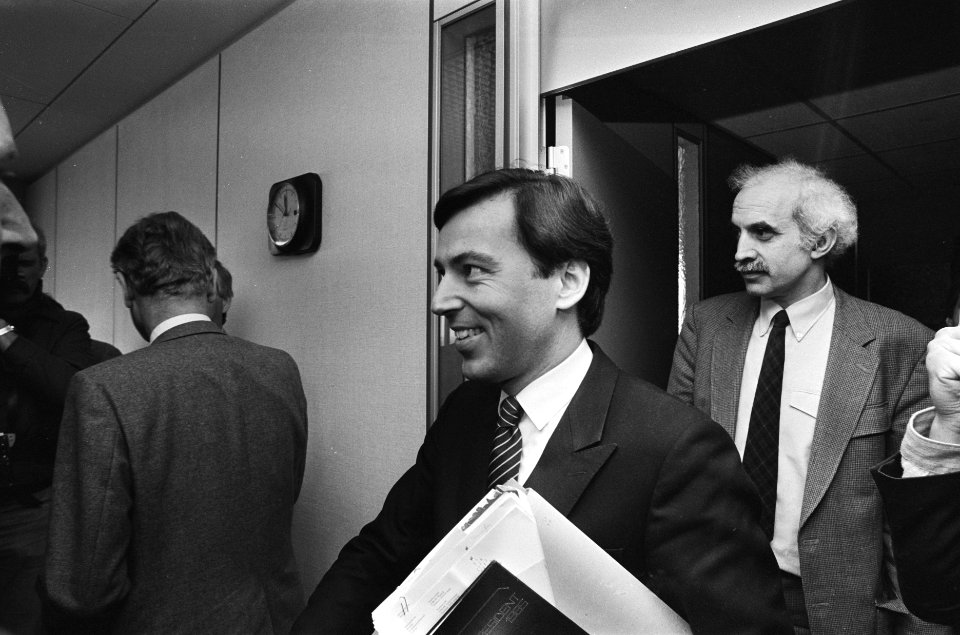 Overleg omroep-CAO minister Brinkman (l) en NOS-voorzitter Jurgens, Bestanddeelnr 933-3125