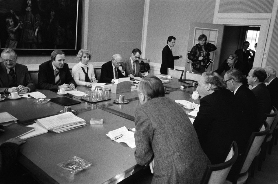 Overleg minister Den Uyl , Terlouw en Gardeniers met delegatie van landelijke sp, Bestanddeelnr 931-9644