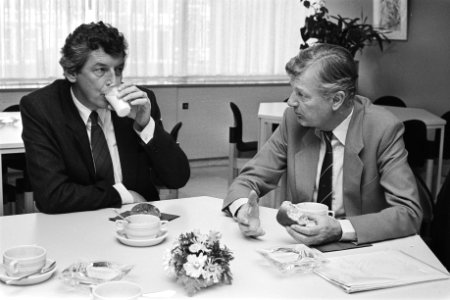 Overleg regering met Stichting van de Arbeid FNV-voorz Wim Kok (l) en minister, Bestanddeelnr 932-9708