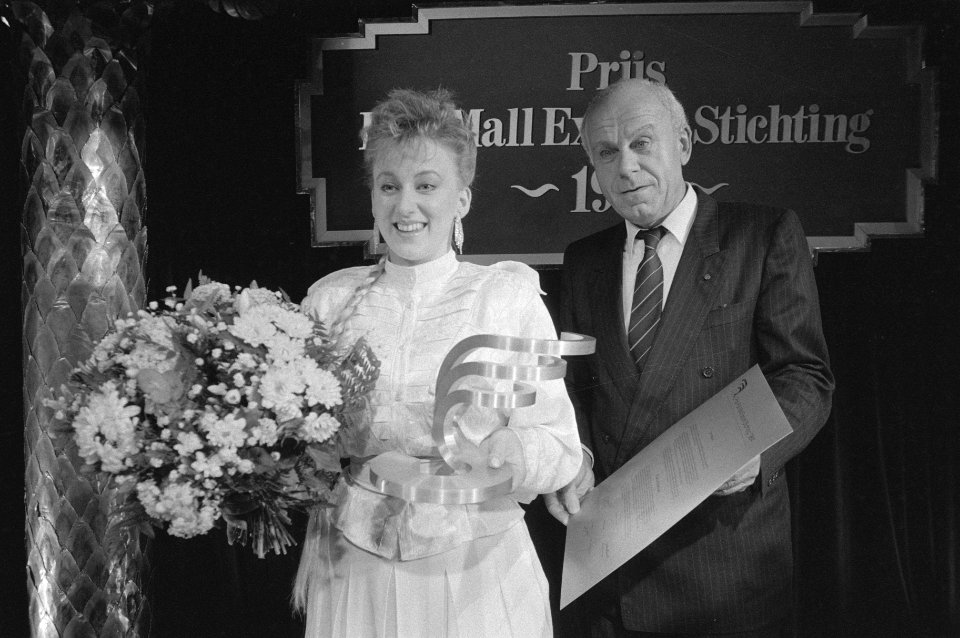 Pall Mall Exportprijs voor Karin Bloemen Karin Bloemen met haar prijs die uitge, Bestanddeelnr 933-2099