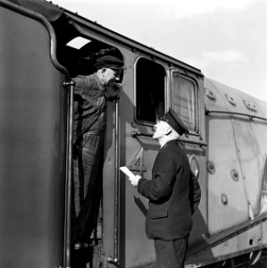 Overleg tussen conducteur en machinist op Waverley Station, Bestanddeelnr 254-3523