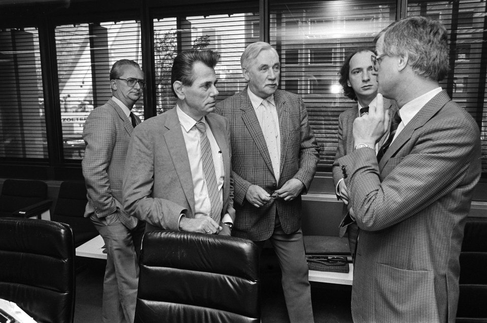 Overleg tussen ambtenaren en minister Rietkerk voortgez in Den Haag, Bestanddeelnr 933-1325