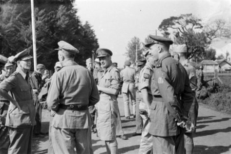Overleg tussen diverse officieren. Op de rug gezien waarschijnlijk kolonel J. Me, Bestanddeelnr 60-6-5