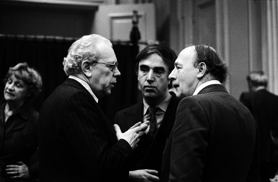Overleg tussen v.l.n.r. minister Albeda (Sociale Zaken) en de Kamerleden de Boer, Bestanddeelnr 930-5611