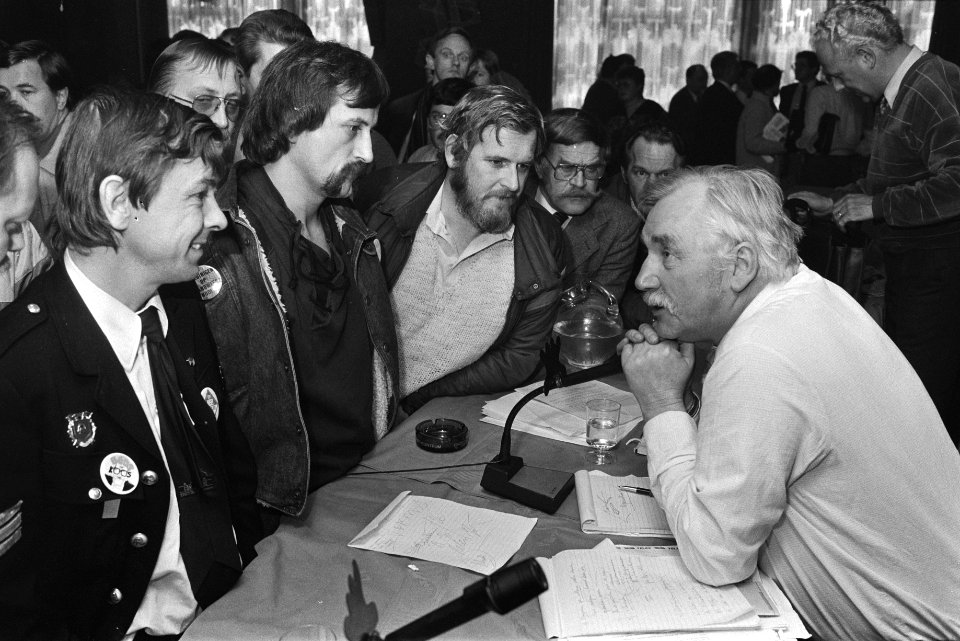 Overleg van AbvaKabo-voorzitter J. van der Scheur met vertegenwoordigers van ac, Bestanddeelnr 932-7798