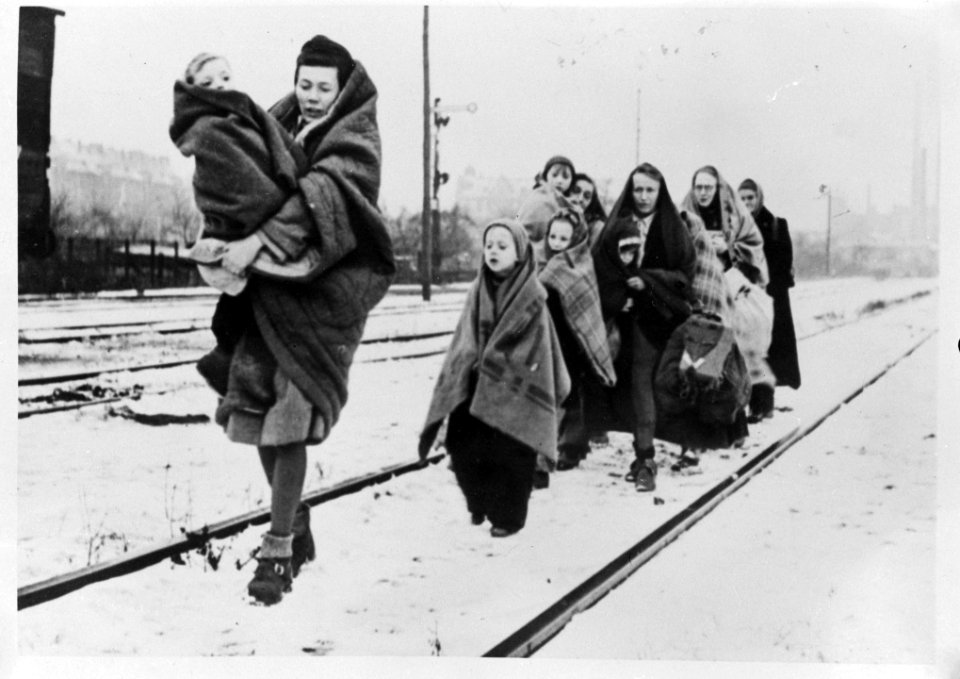 Overlevenden uit Lodz op weg naar Berlijn, Bestanddeelnr 901-3302