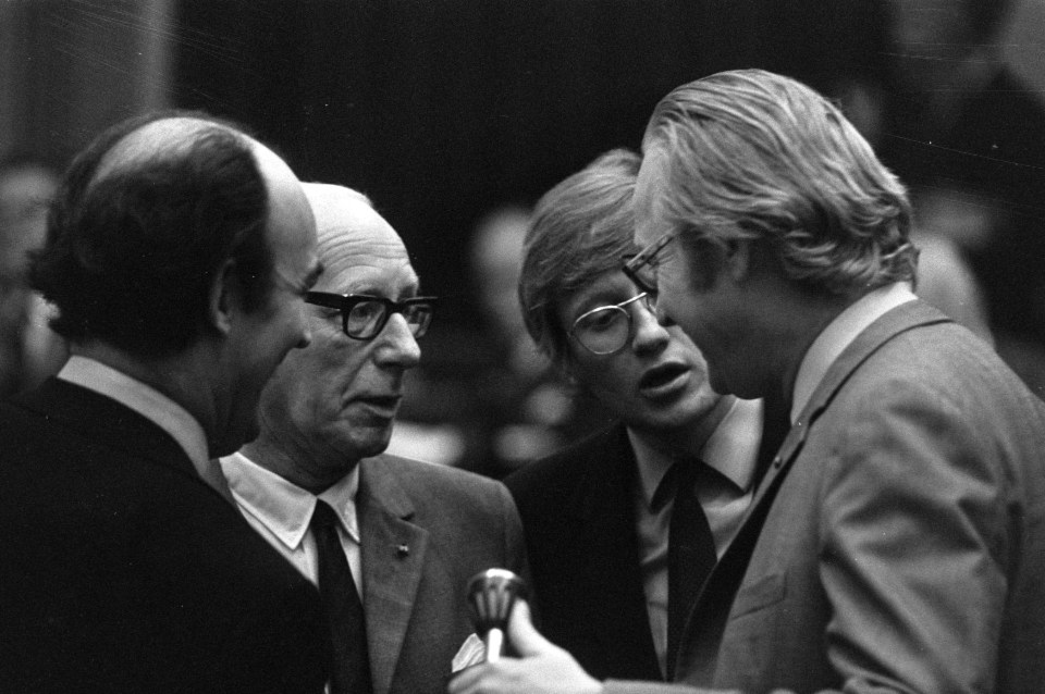 Overleg tussen fractievoorzitters v.l.n.r. Wim (Willem) Aantjes (ARP), Arnold T, Bestanddeelnr 925-6850