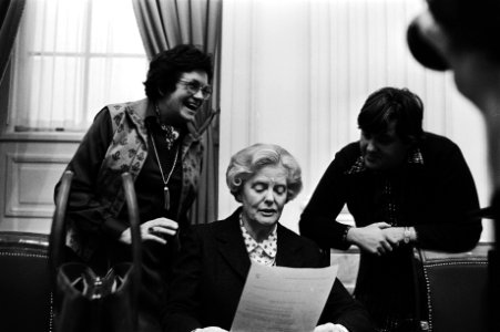 Overleg tussen v.l.n.r. de dames Cornelissen (CDA), staatssecretaris Veder-Smit , Bestanddeelnr 930-5271
