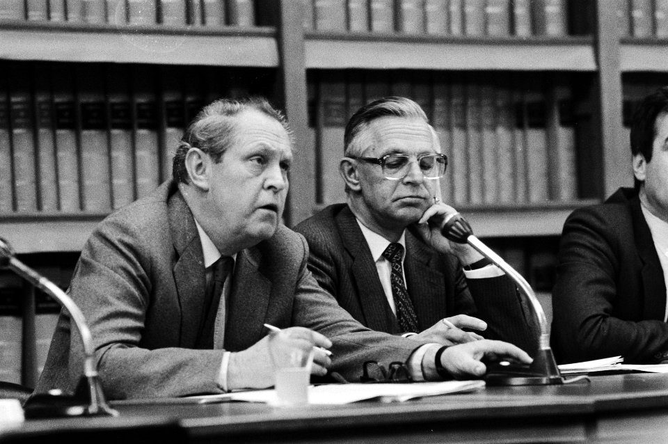 Overleg met de gezamenlijke banken v.l.n.r. Lardinois (voorzitter hoofddirectie, Bestanddeelnr 932-4814