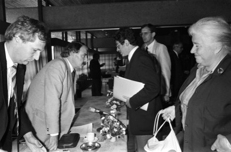 Overleg KNVB en burgemeester Rob de Bakker (veiligheidsfunctionaris), Andre van, Bestanddeelnr 933-4252