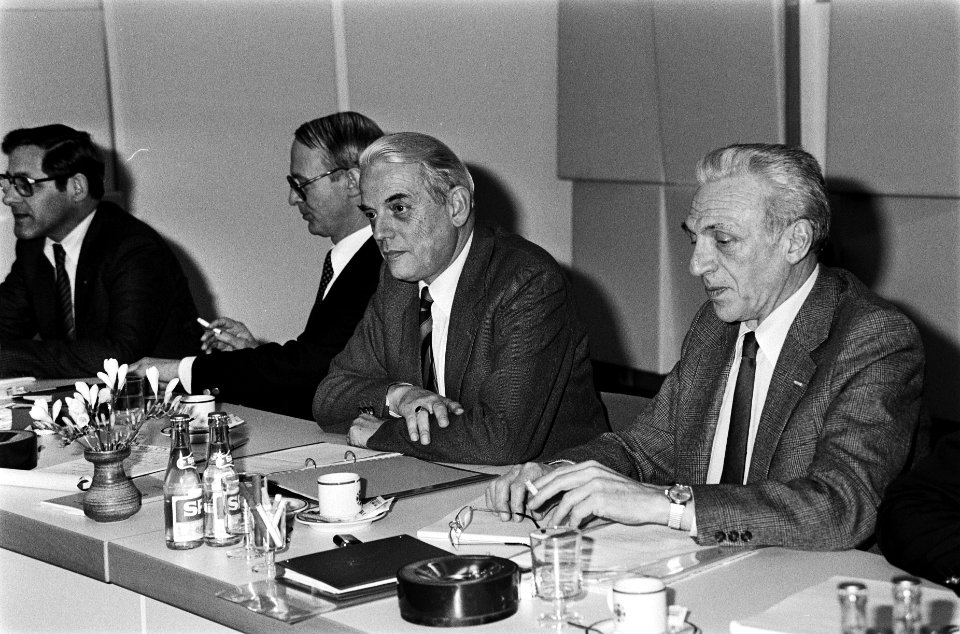 Overleg in FME-gebouw in Zoetermeer over CAO met ind. bonden T. Hagen (ind. FNV), Bestanddeelnr 932-0180