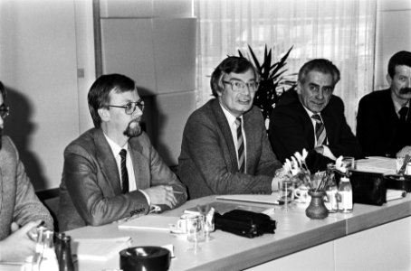 Overleg in FME-gebouw in Zoetermeer over CAO met ind. bonden T. Hagen (ind. FNV), Bestanddeelnr 932-0179