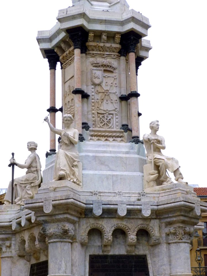Pamplona - Monumento a los Fueros 12