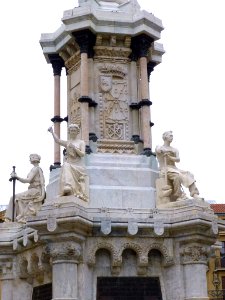 Pamplona - Monumento a los Fueros 12