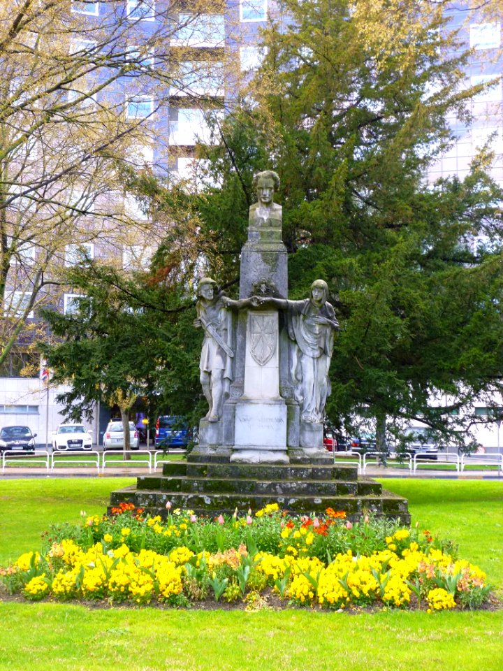 Pamplona - Monumento a Francisco Navarro Villoslada 2