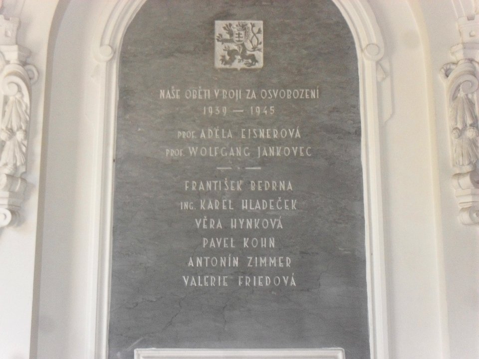 Památník obětí 2. světové v budově Teplického Gymnázia B