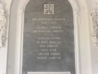 Památník obětí 2. světové v budově Teplického Gymnázia B