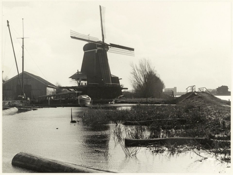 Paltrokmolen De Eenhoorn aan het Jaagpad bij het zuider Buitenspaarne, ziende naar het zuiden. NL-HlmNHA 54012108