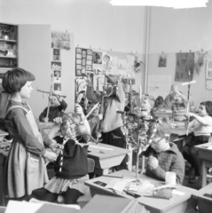 Palmpasen, kinderen maken palmstokken op school, reportage op lagere school, Bestanddeelnr 916-2006