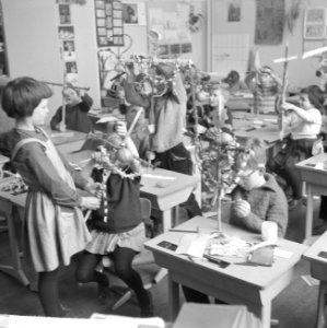 Palmpasen, kinderen maken palmstokken op school, reportage op lagere school, Bestanddeelnr 916-2002