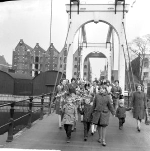 Palmpasen, kleuters van de Planciusschool met palmpaasstok door Haarlemmerbuurt, Bestanddeelnr 917-6340