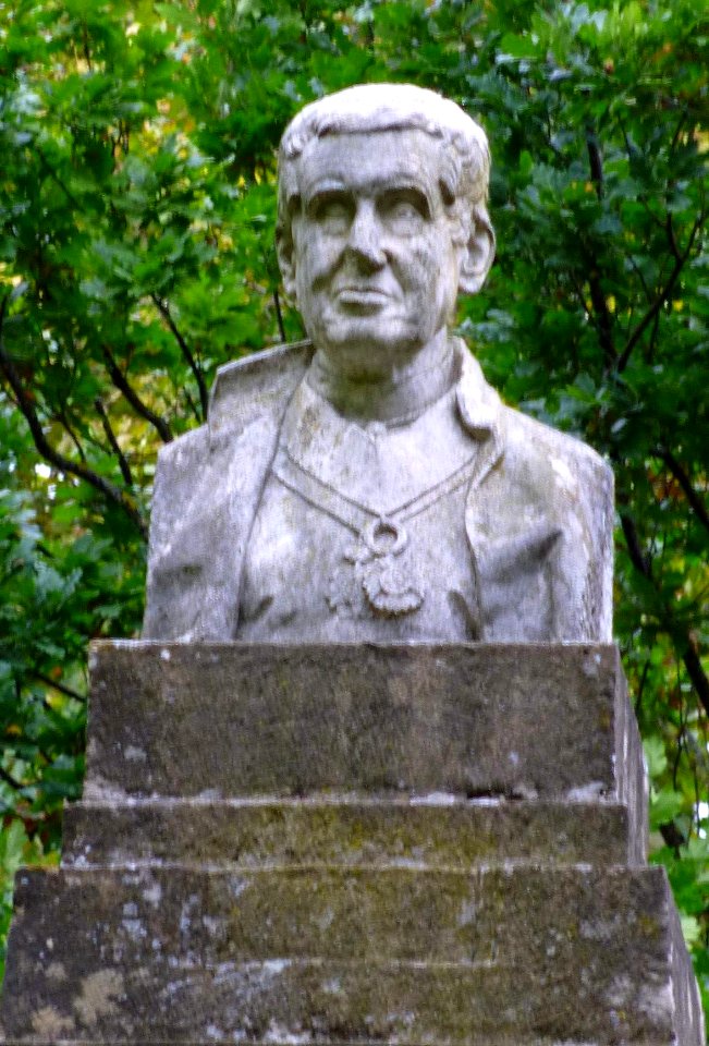 Pamplona - Parque de la Taconera. Monumento a Hilarión Eslava 2