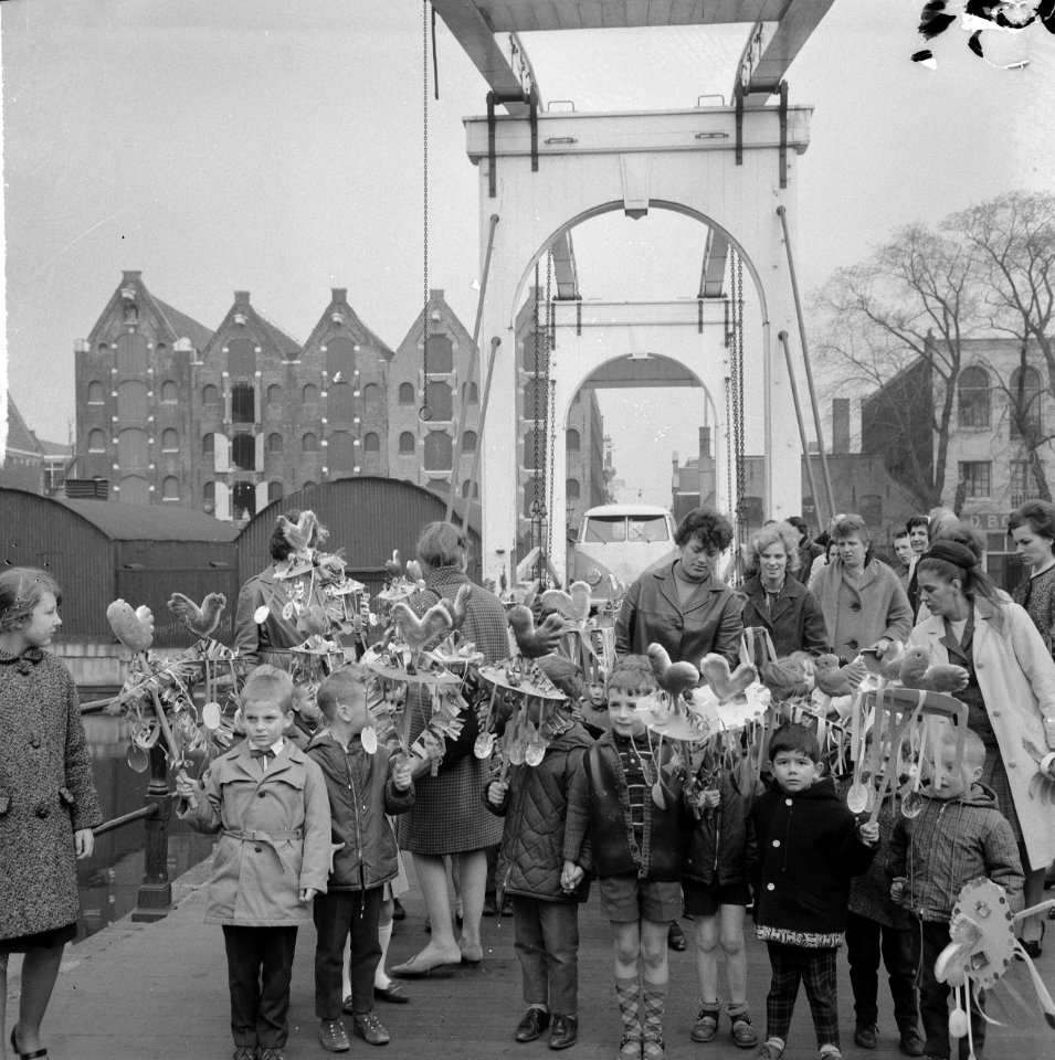 Palmpasen, kleuters van de Planciusschool met palmpaasstok door Haarlemmerbuurt, Bestanddeelnr 917-6339