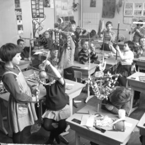 Palmpasen, kinderen maken palmstokken op school, Bestanddeelnr 916-1998