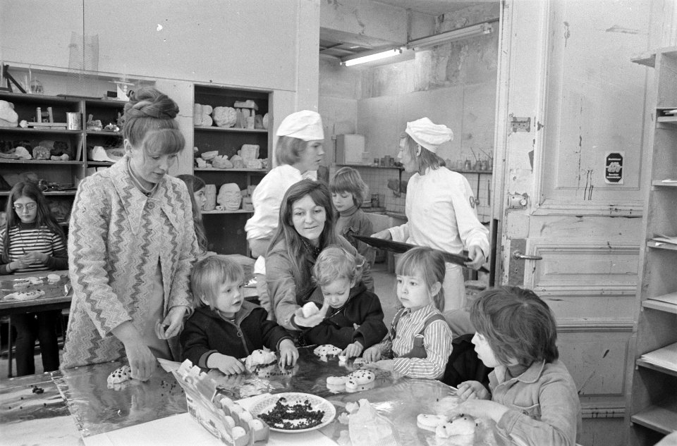 Palmpaasoptocht in Amsterdam, kinderen maken palmpaasstok, Bestanddeelnr 925-4840